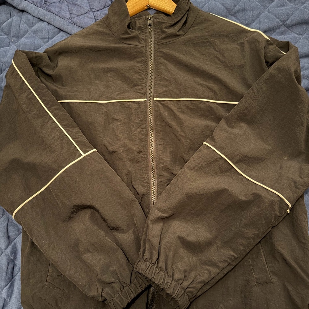 Unisexe Black Jacket with Cream Accents